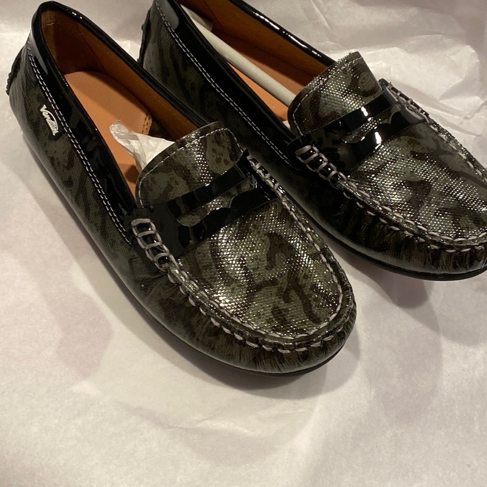 New Venettini in hunter green army color loafers sz 30